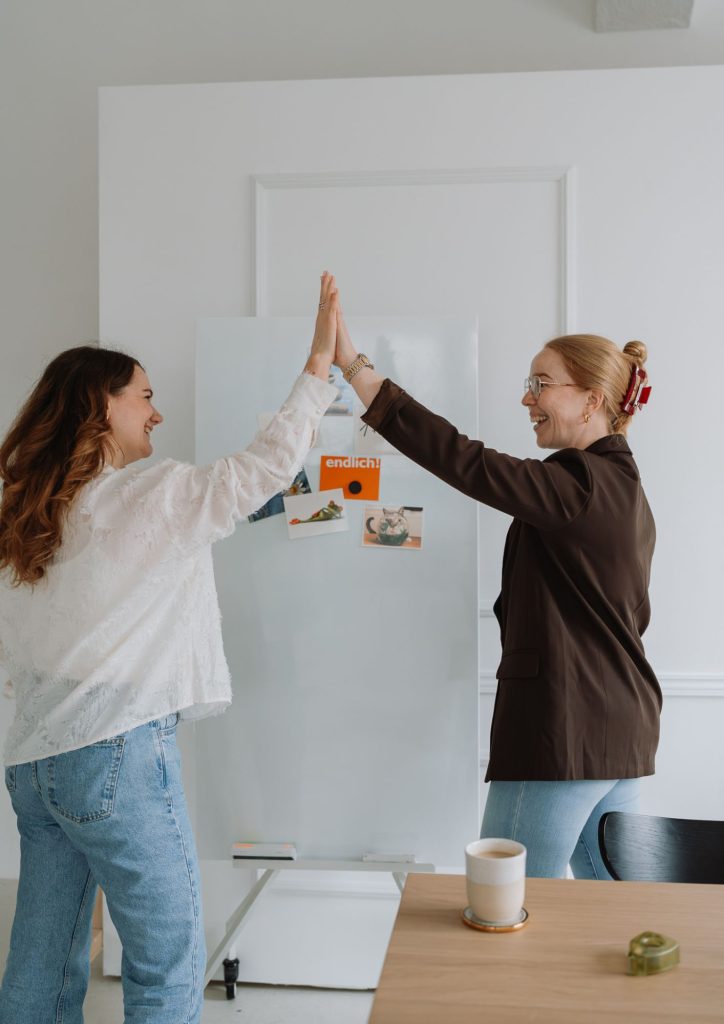 Zwei Frauen geben sich ein High Five